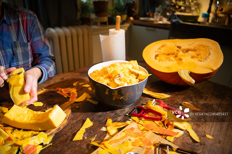 将大南瓜切块并去皮图片素材