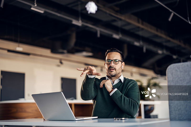 压力山大的商人办公室里扔纸团图片素材