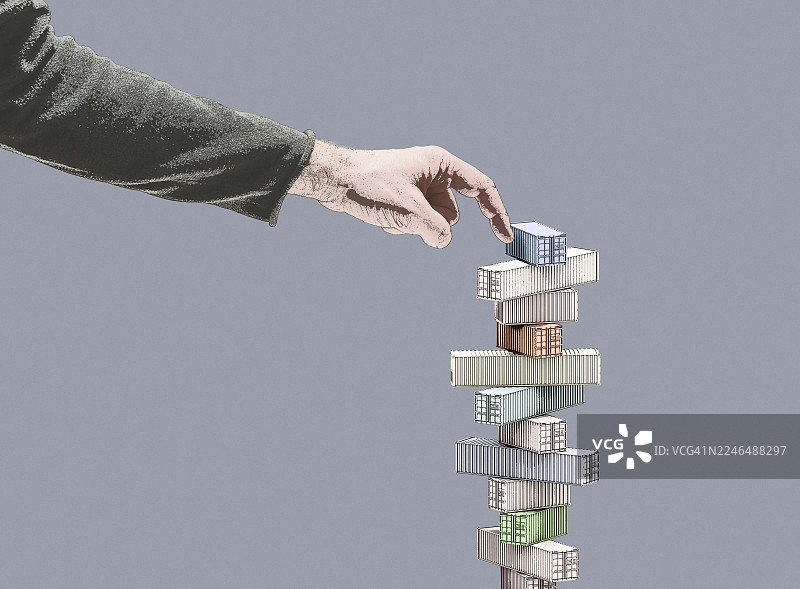 倾覆不稳定的集装箱堆叠图片素材