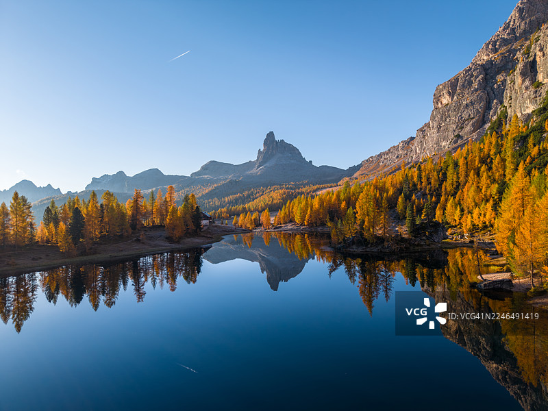意大利贝卢诺，秋季费德拉湖的鸟瞰图，背景是多洛米蒂山峰图片素材