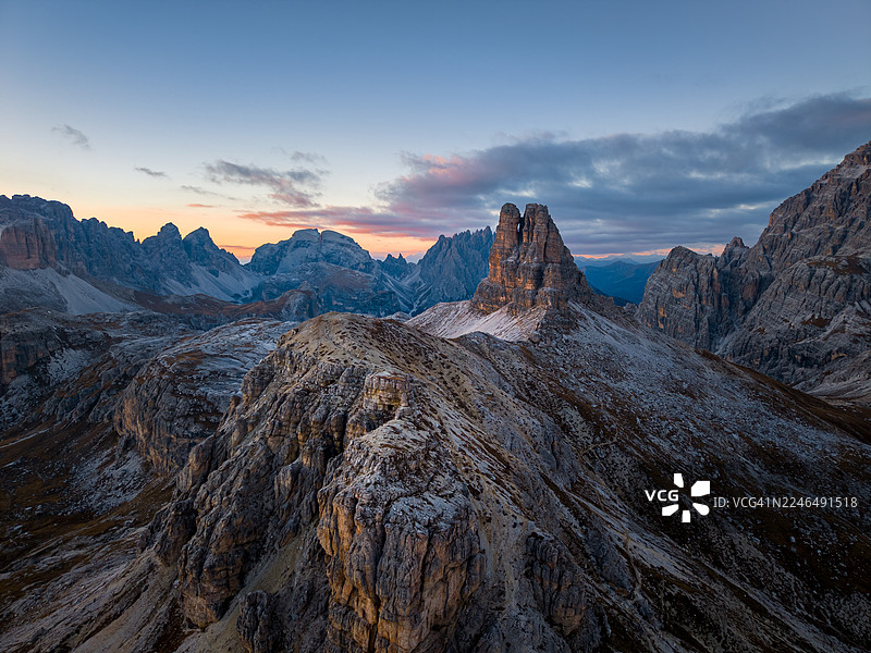 意大利多洛米蒂地区三尖峰的航拍景象图片素材