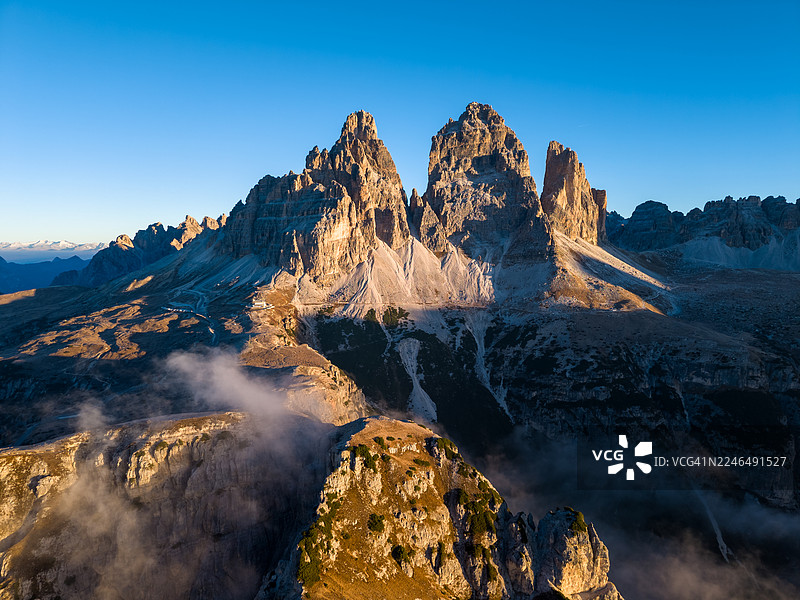 意大利多洛米蒂地区最著名的地标之一——三尖峰的鸟瞰图图片素材