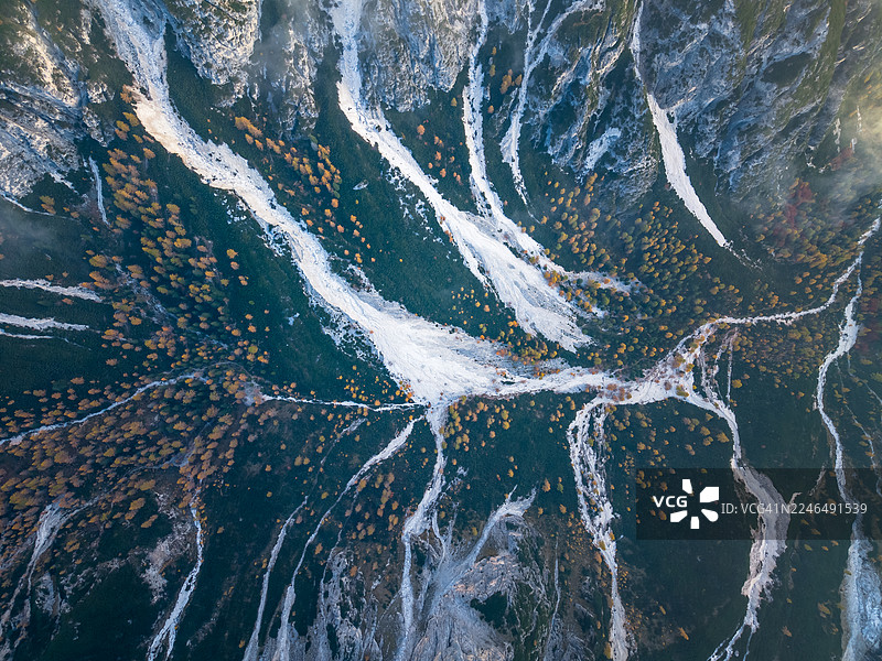 意大利多洛米蒂地区三峰山鸟瞰图图片素材