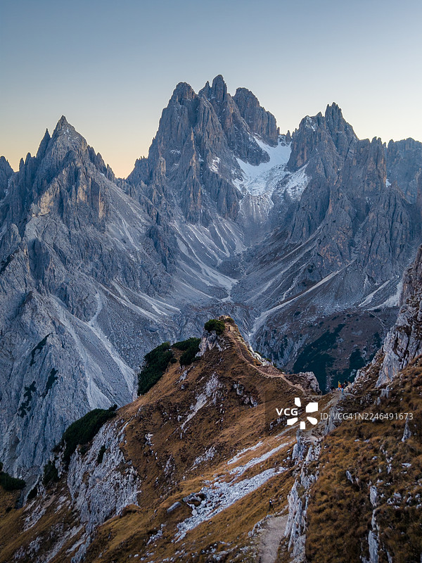 俯瞰悬崖，背景是意大利多洛米蒂的卡迪尼迪米苏里纳山峰图片素材