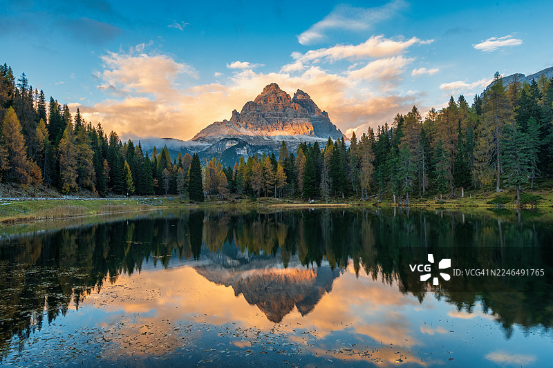 意大利多洛米蒂湖安托尔诺湖和三尖峰山的风景图片素材