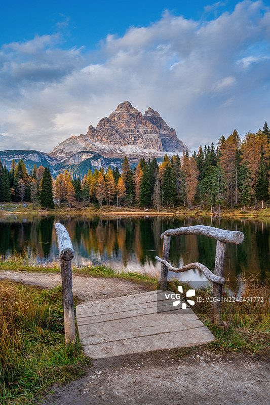 意大利多洛米蒂湖景，安托尔诺湖和三尖峰山图片素材