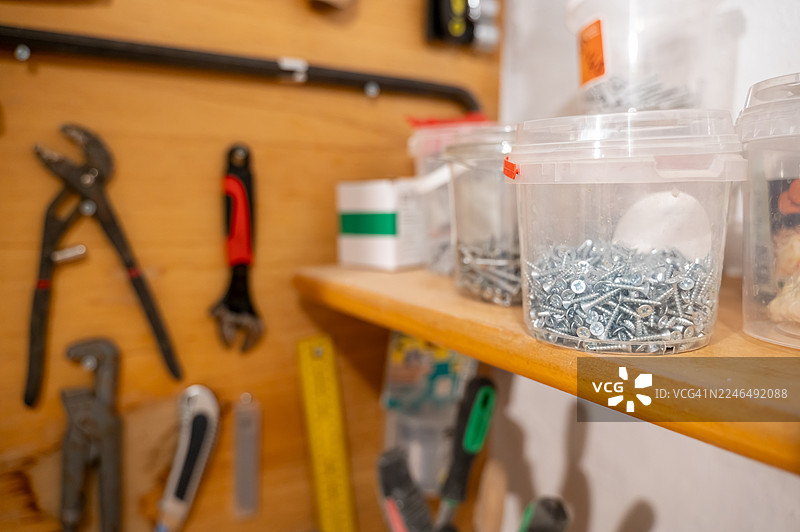 带螺丝和工具的车间置物架图片素材