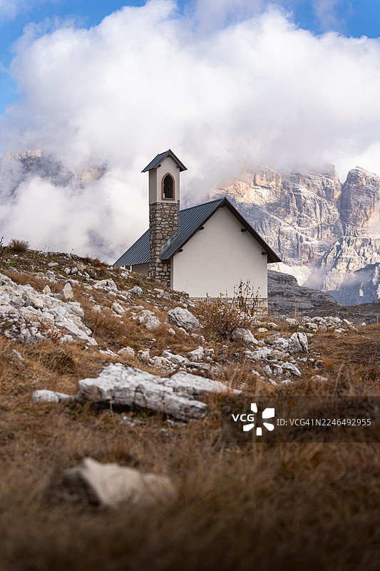 意大利多洛米蒂三峰自然公园的阿尔卑尼教堂图片素材