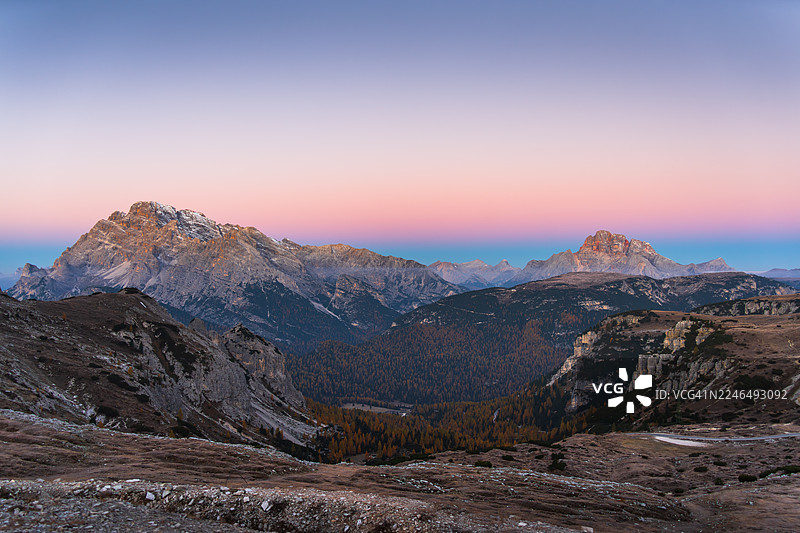 意大利多洛米蒂日出时令人惊叹的晨景图片素材