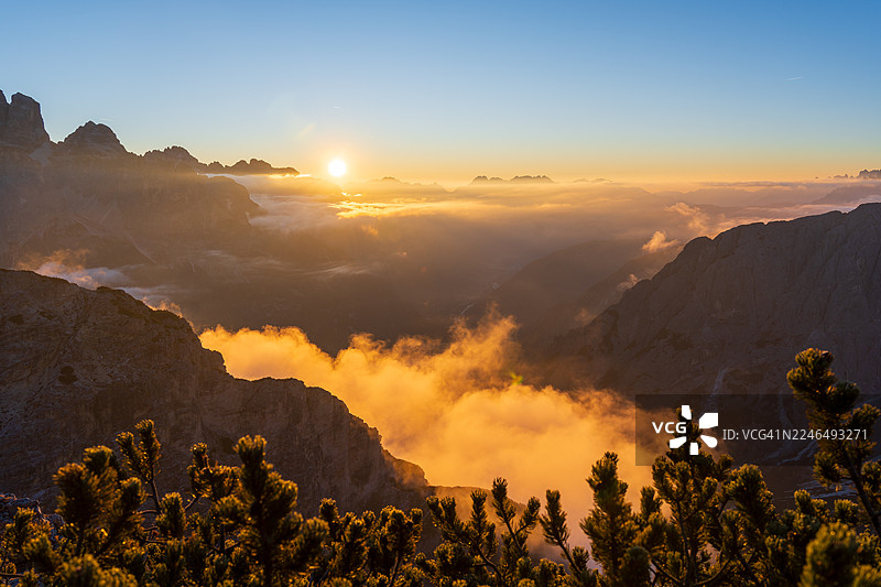 意大利多洛米蒂山脉日出时令人惊叹的晨景图片素材