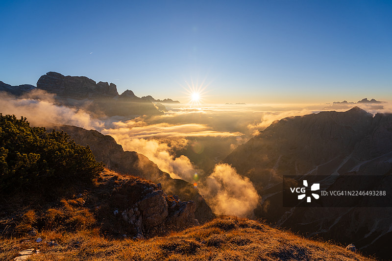 意大利多洛米蒂日出时令人惊叹的晨景图片素材