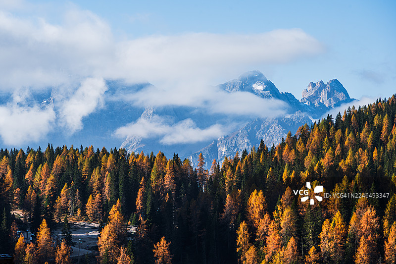 意大利米苏里纳湖附近特雷切梅迪奥龙佐的秋日美景图片素材