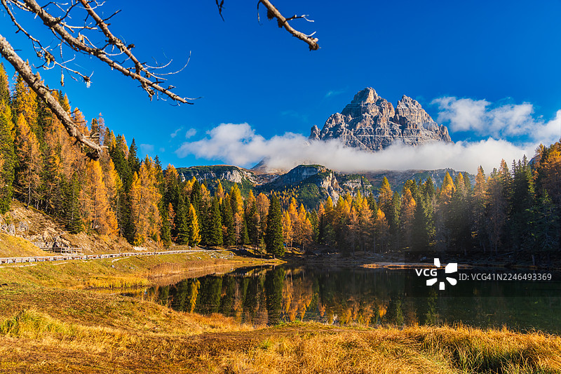 意大利多洛米蒂湖区安托尔诺湖和三尖峰的风景图片素材