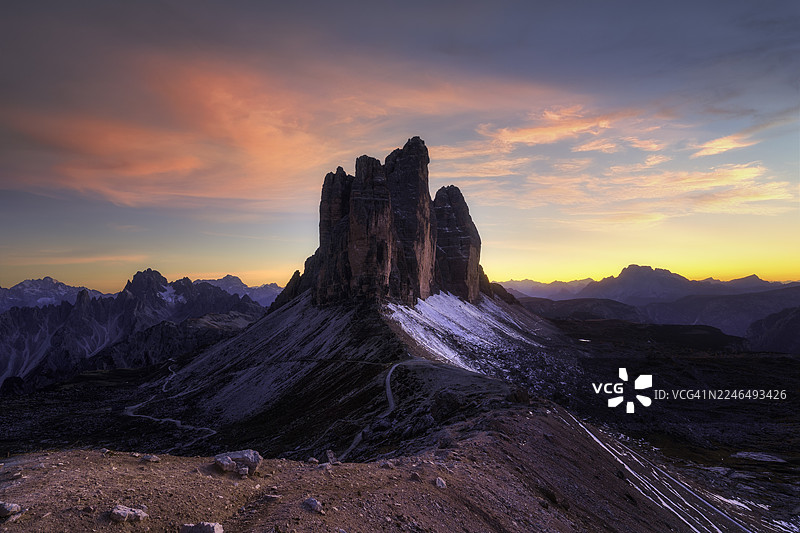 意大利多洛米蒂地区三尖峰日落美景图片素材