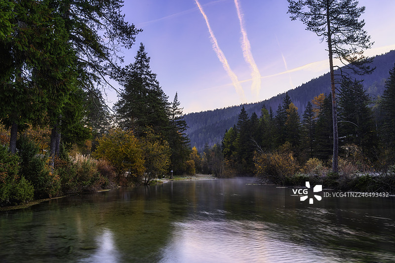 意大利北部南蒂罗尔多洛米蒂地区兰德罗湖秋日风光图片素材