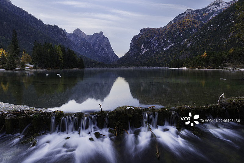意大利北部南蒂罗尔地区多洛米蒂的兰德罗湖秋日美景图片素材