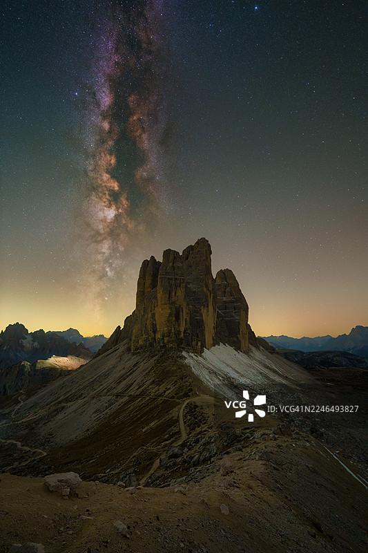 意大利南蒂罗尔，多洛米蒂山区，三峰山之上的银河图片素材