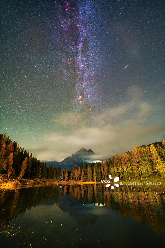 银河升起在拉瓦雷多三尖峰之上，倒映在多洛米蒂安特奥诺湖中，意大利图片素材