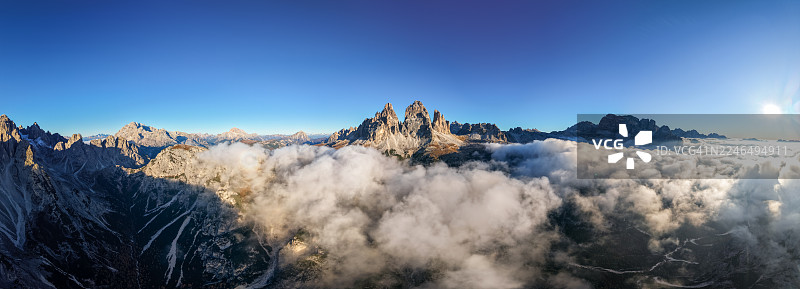 意大利多洛米蒂三峰山鸟瞰图图片素材