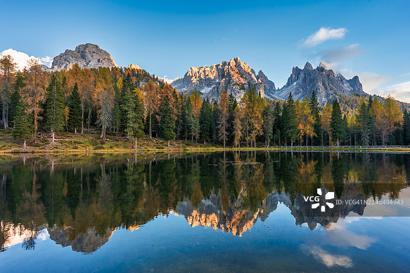 意大利多洛米蒂湖区安托诺湖和三尖峰的风景图片素材