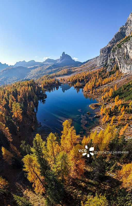意大利威尼托地区多洛米蒂山脉福代拉湖的秋季鸟瞰图图片素材
