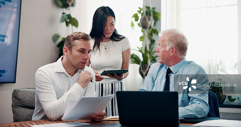 金融办公室的商务人士在交易，涉及协作、文件和技术。笔记本电脑、会议和股票市场，团队成员在工作场所进行金融、投资或投资组合管理。图片素材