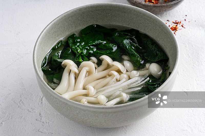 白萝卜菠菜纯素白玉菇汤图片素材