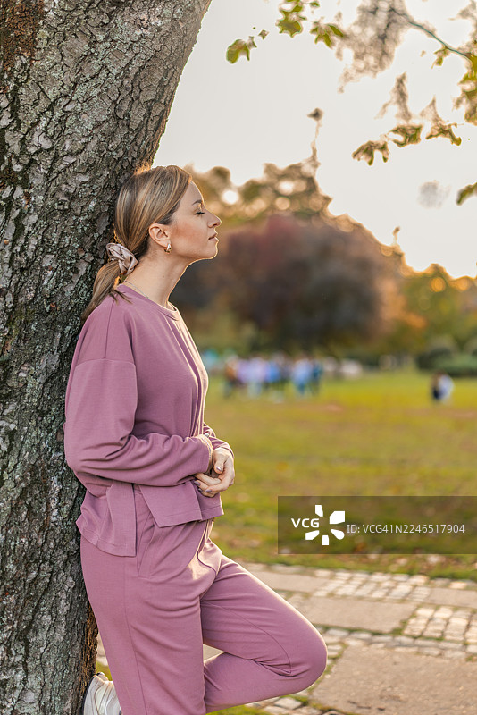 美丽的女子身着休闲装，在秋季享受宁静的冥想，展现放松和与大自然的连接。图片素材
