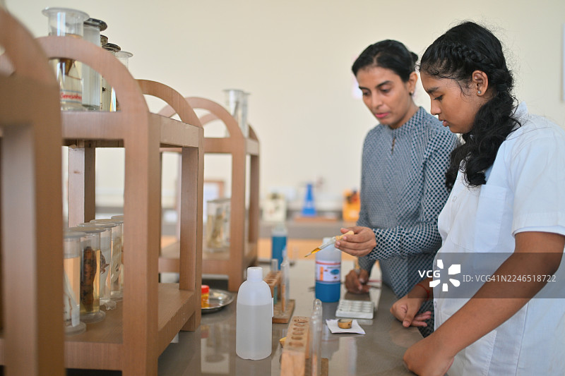 老师在学校科学实验室指导学生图片素材