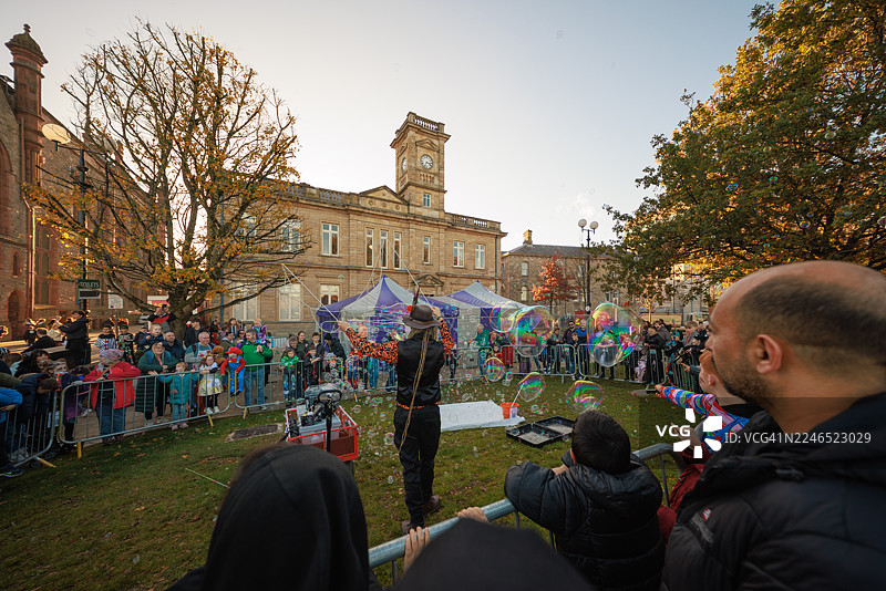 德里街头的秋季庆典与泡泡艺术家图片素材