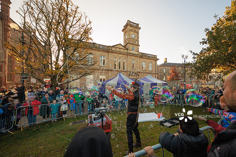 泡泡表演者在德里为万圣节人群带来欢乐图片素材