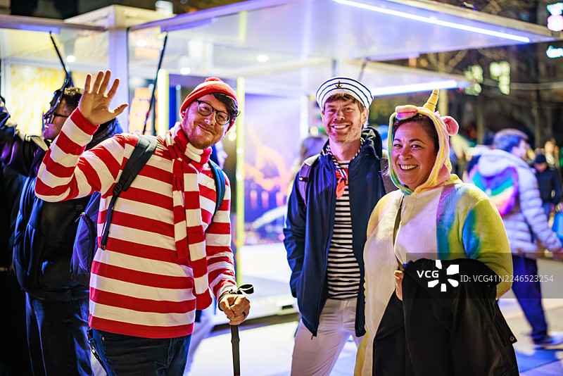 万圣节集体装扮：条纹、水手和独角兽服装图片素材