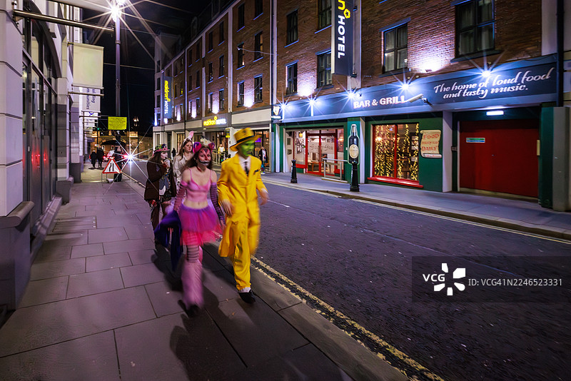 万圣夜，在酒吧和商店前散步图片素材