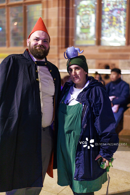 万圣节人物在市政厅窗户前摆姿势图片素材