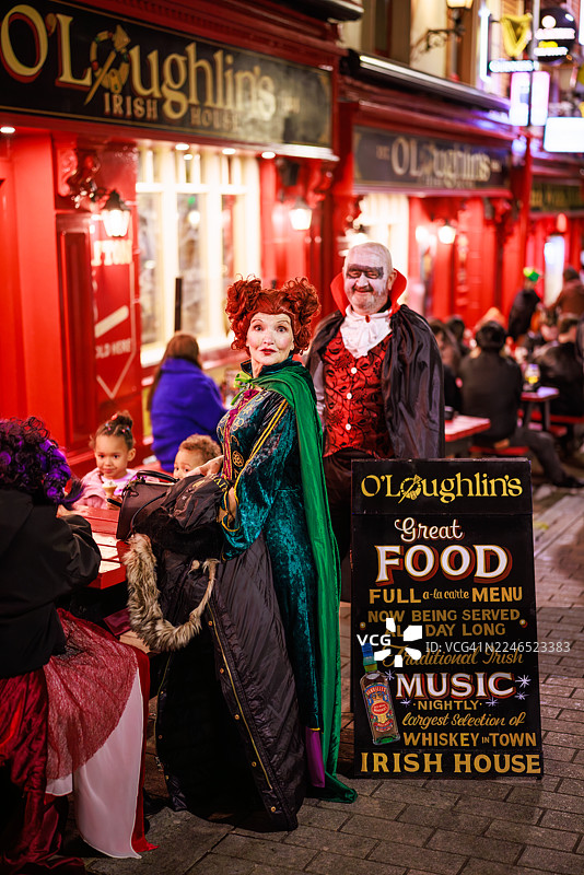 万圣节期间，身着戏服的女巫和吸血鬼出现在一家爱尔兰酒吧外图片素材
