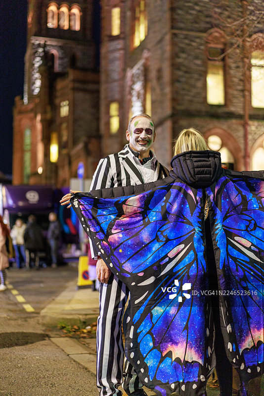 万圣节场景中的条纹西装和蝴蝶翅膀图片素材