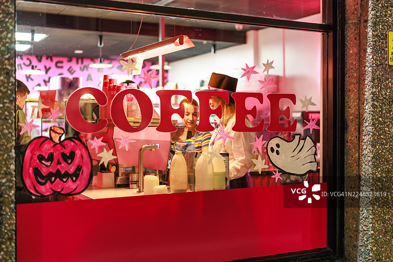彩绘鬼魂和南瓜艺术的咖啡店图片素材