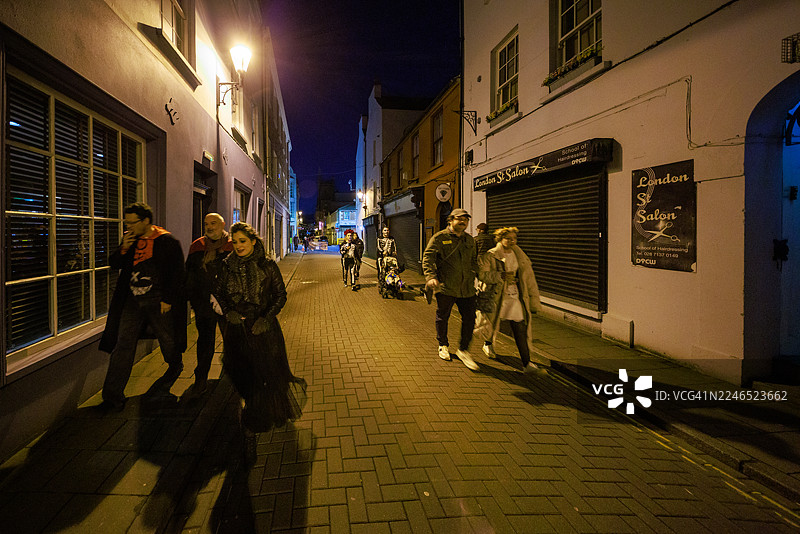万圣夜漫步在狭窄的德里街图片素材