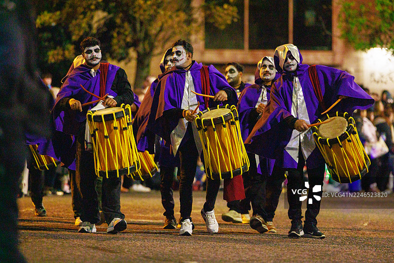 戴着骷髅面具的鼓手们在德里游行队伍中行进图片素材