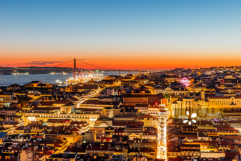 葡萄牙里斯本黄昏时分的城市景观，灯火辉煌，航拍视角图片素材