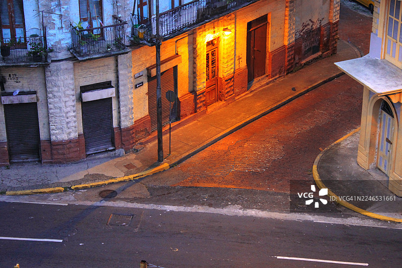 夜间从上方俯瞰巴拿马城老城区的街角图片素材