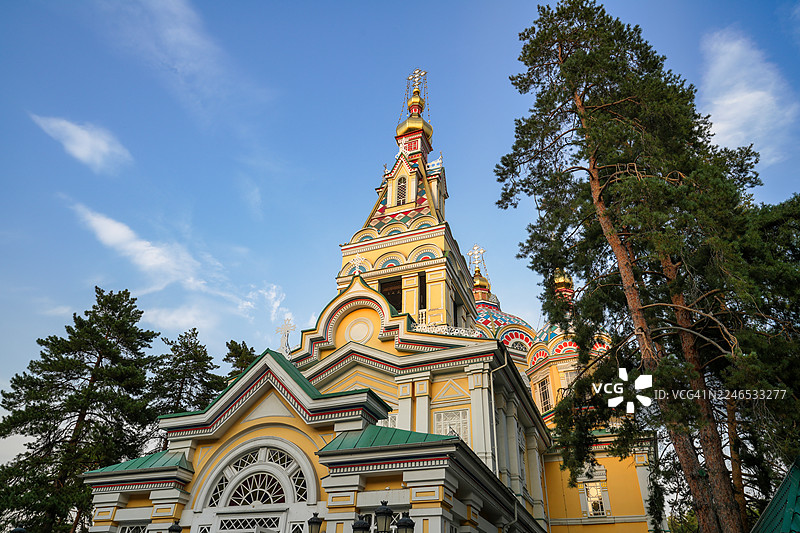 哈萨克斯坦阿拉木图的圣坛升天大教堂（曾科夫大教堂），在清晨柔和明亮的光线下，突显了其独特的木质结构。图片素材