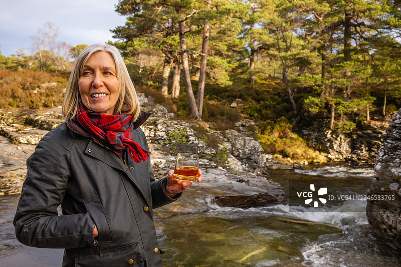 苏格兰阿伯丁郡布雷马的卢伊河畔放松时光图片素材