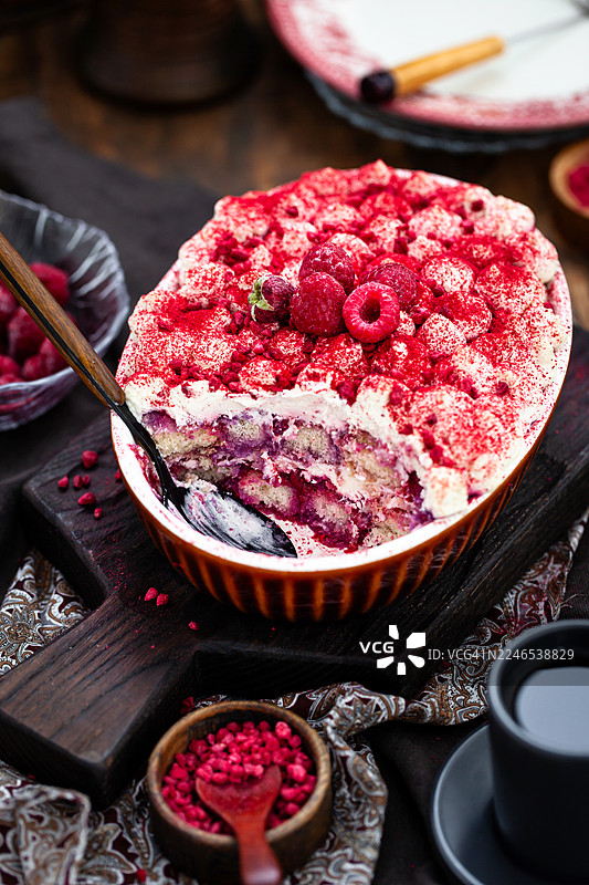 乡村背景下的美味树莓提拉米苏甜点图片素材