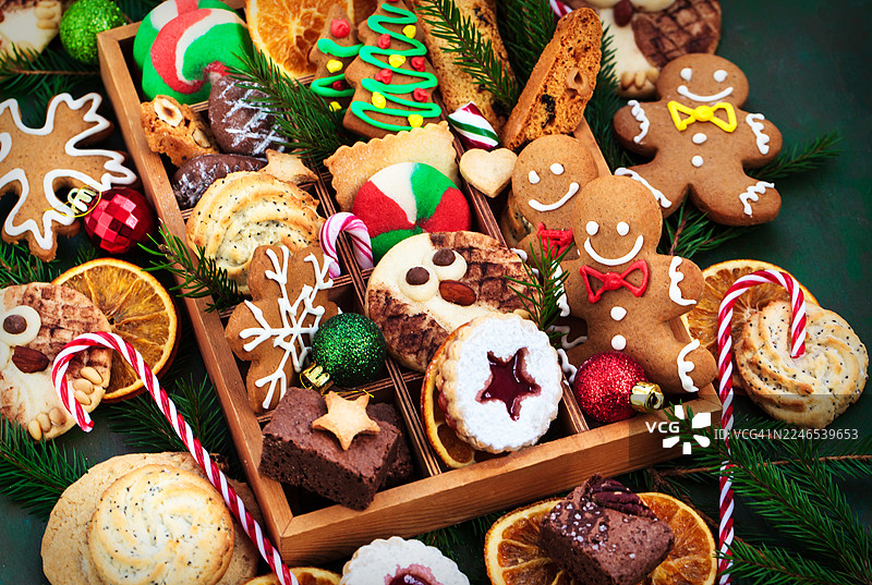 俯视视角，质朴木桌上的木盒里放着甜美的圣诞饼干图片素材