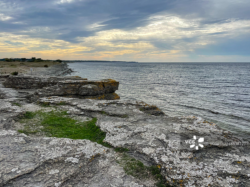 傍晚时分波罗的海边的石灰岩岩架图片素材