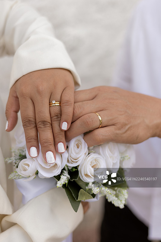 优雅的婚礼细节，包含戒指、花束和仪式元素。图片素材