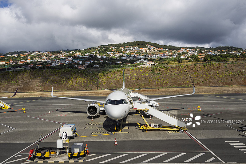 飞机在航站楼前停靠，准备登机。图片素材