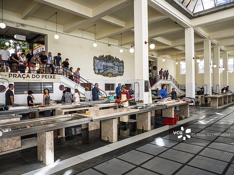 马德拉岛传统鱼市的总体景象，有当地人在场。劳拉多雷斯市场图片素材
