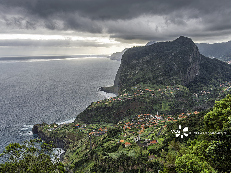 马德拉岛北部海岸的俯瞰景象，海边山谷底部有一个小村庄。图片素材